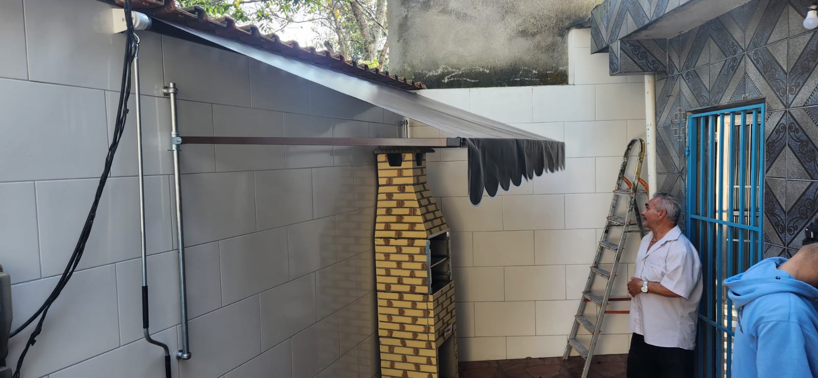 Toldo articulado em residência